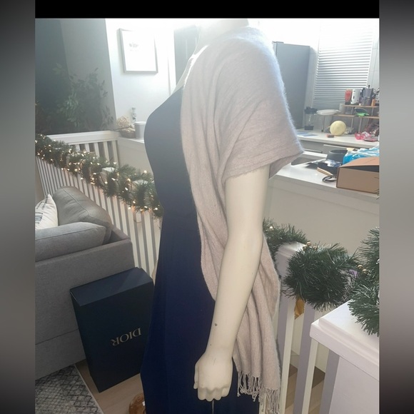 Jeolay Luxury Cashmere-Silk Blend Wrap Scarf Shawl - Soft Beige Fringe ends - Picture 2 of 14